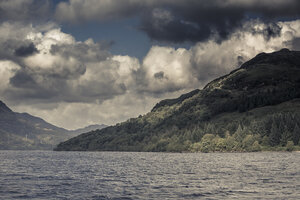 Sereen Schots meer omringd door groen