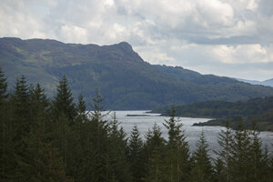 Sereen bergmeer in Schotland
