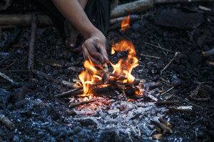 Vuurmaken op een kampeerplaats in de avond