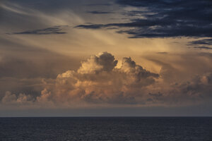 Noordzee bij zonsondergang met kleurrijke wolken