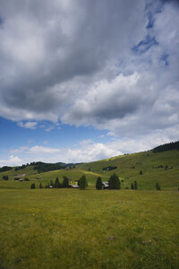 Majestueus zomerlandschap van groene heuvels