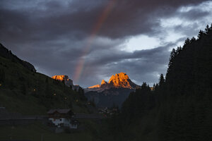 Zonsondergang werpt gouden licht op majestueuze Dolomieten