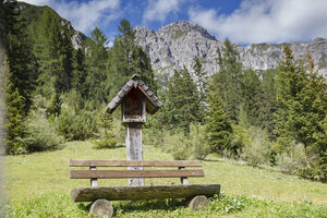Kapelletje en bank langs bergwandeling Schlick 2000