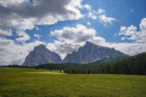 Majestueus Dolomieten panorama met weelderige groene weiden