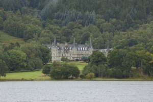 Schots kasteel aan serene meer