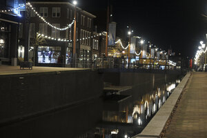 Verlichte kanaaloever in Zevenbergen