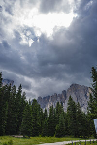 Dramatische wolkenformatie boven de Dolomieten