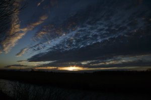 Prachtige zonsondergang over de rivier