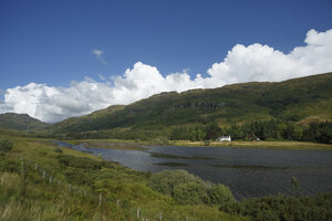 Rustieke rivier in berglandschap