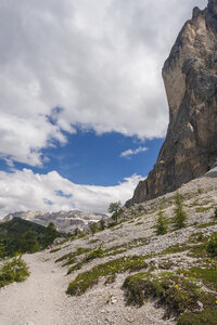 Wandelpad door de Dolomieten met torenhoge kliffen