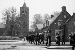 Harmonieorkest in sneeuwstorm door dorp