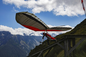 Paragliders ervaren vrijheid in Stubai Valley