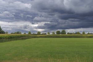 Donkere stormwolken boven landelijk groen