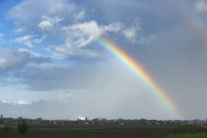 Regenboog boven het akkerland
