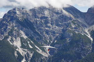 Paraglider zweeft boven Stubai Valley