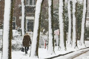 Wandeling door winterwonderland in besneeuwd landschap