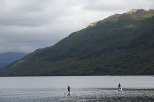 Paddleboarders op een bergmeer