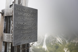 Gedenksteen in mist bij Fulpmes, Oostenrijk
