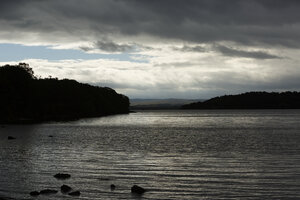 Dramatische avondlucht boven stille meer