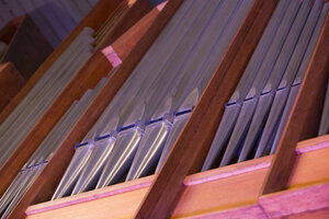 Orgelpijpen in warm licht