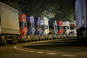 Vrachtwagens geparkeerd in de nacht