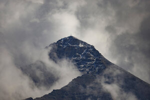 Bergbeklimmers op de Serles onder dreigend onweer