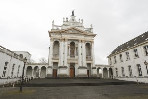 Historisch gebouw op Saint Louisplein in Oudenbosch