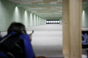 Binnen schietbaan met doelen in schietclub