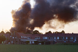 Rook stijgt dramatisch boven Nederlandse stad