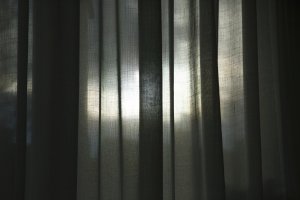 Zonlicht door gordijnen