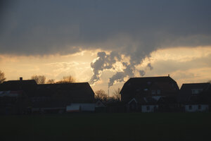 Nederlands landschap met lage wolken en warme zonsondergang