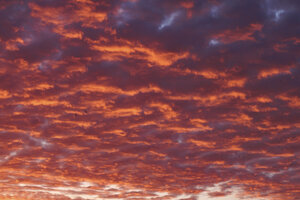 Dramatische zonsondergang met gloeiende wolken