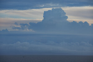 Dramatische wolkenformaties boven de Noordzee