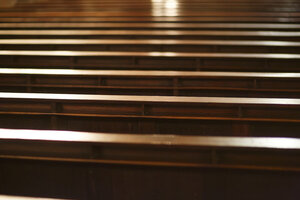 Houten banken in ordelijke rijen