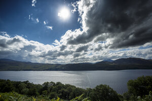 Bergmeer met dramatische wolkenlucht