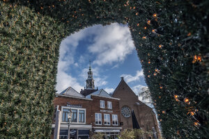 Winter in het centrum van Zevenbergen, gezien door een groene boog