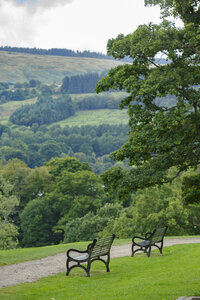 Bankjes in het groene berglandschap