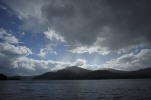 Dramatische wolken boven een sereen meer