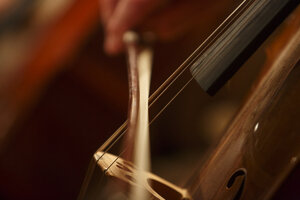 Cellist aan het spelen in warm licht