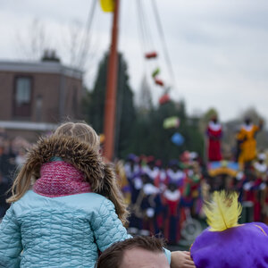 Kinderen wachten op Sinterklaas en zijn helpers