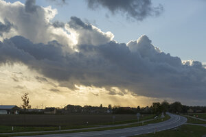 Kronkelende weg door het platteland