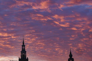 Historische torens in zonsonderganggloed