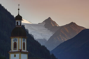 Kerkentoren Neustift im Stubaital bij schemering