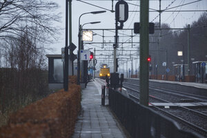 Avond op treinstation met forens in stilte