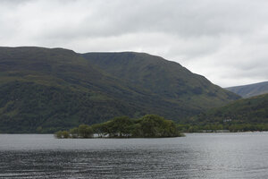 Rustig meer tussen bergen en wolken