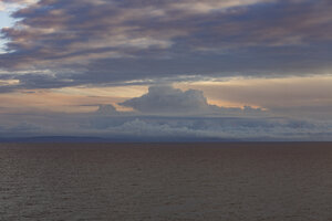 Dramatische wolkenformaties boven de Noordzee bij zonsondergang
