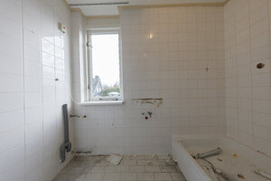 Badkamerrenovatie: gebroken tegels, puin