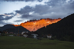 Majestueuze Dolomieten in gouden zonsondergang