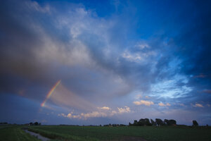 Kleurrijke regenboog boven groene velden