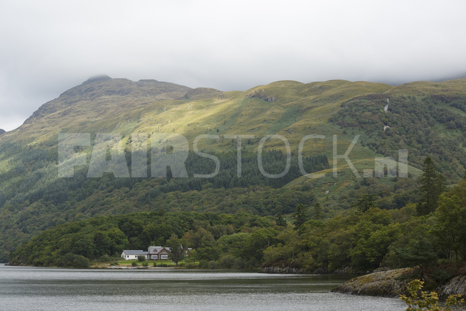 Huisje aan het meer in de Schotse Hooglanden